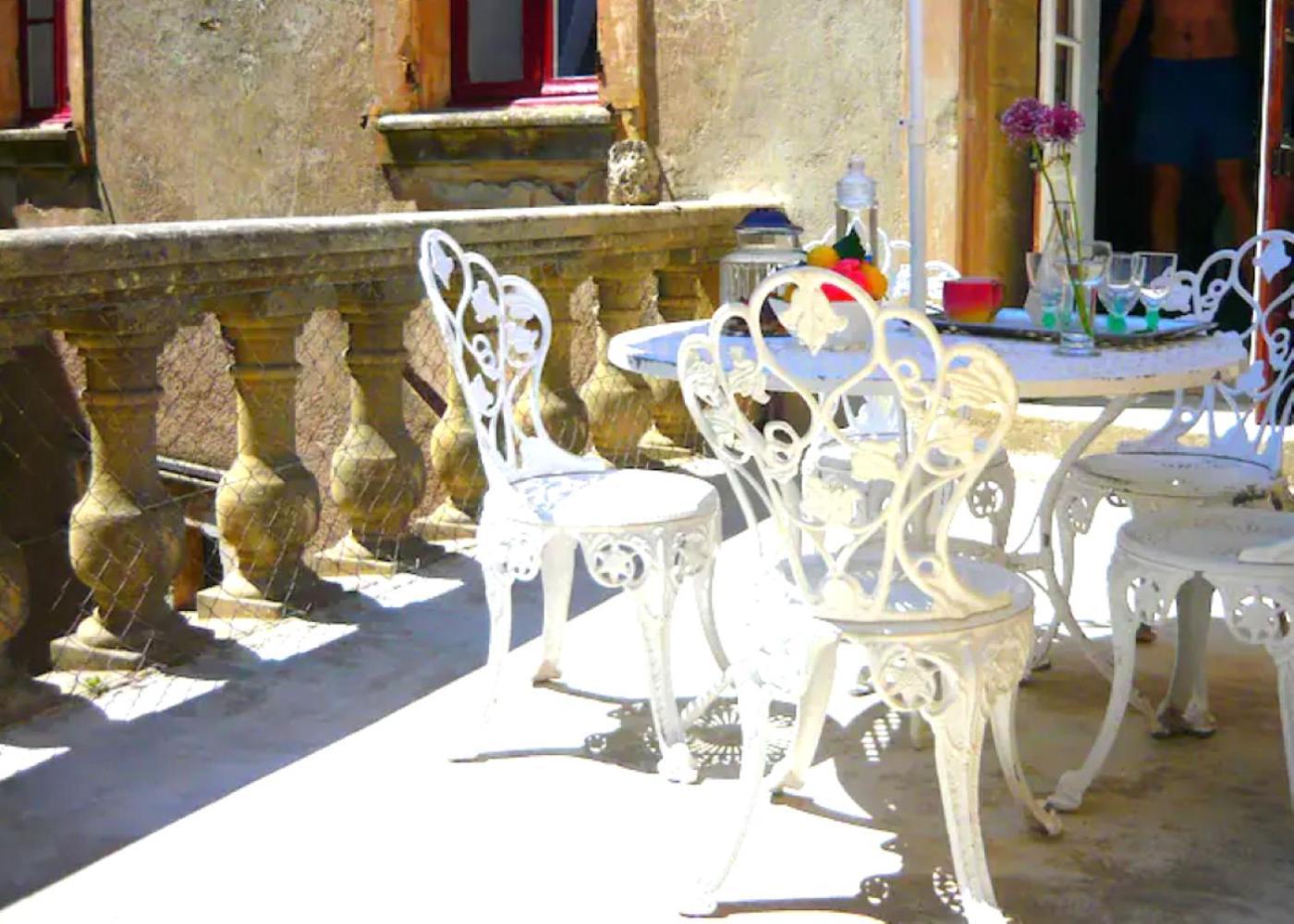 Appartement Spacieux Avec Deux Chambres Au Chateau Valence  Exterior foto